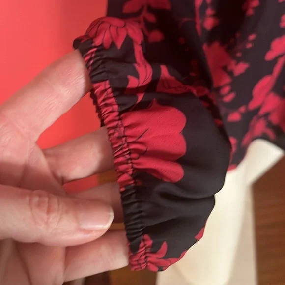 Like new Tinsel floral top - Picture 5 of 14